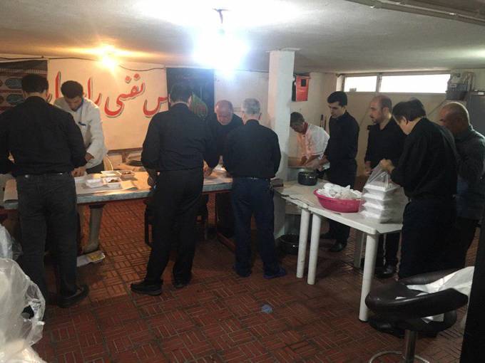 پخت و توزیع غذای نذری عاشورای حسینی در انجمن خیریه حمایت از بیماران کلیوی استان گیلان