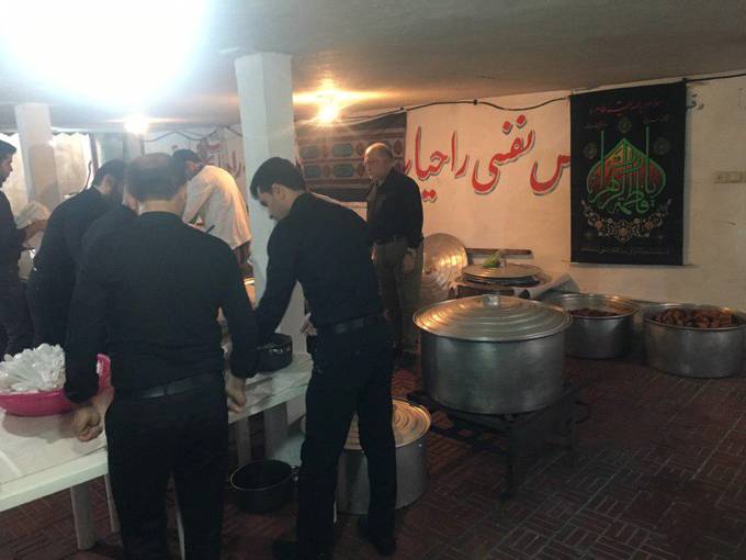 پخت و توزیع غذای نذری عاشورای حسینی در انجمن خیریه حمایت از بیماران کلیوی استان گیلان