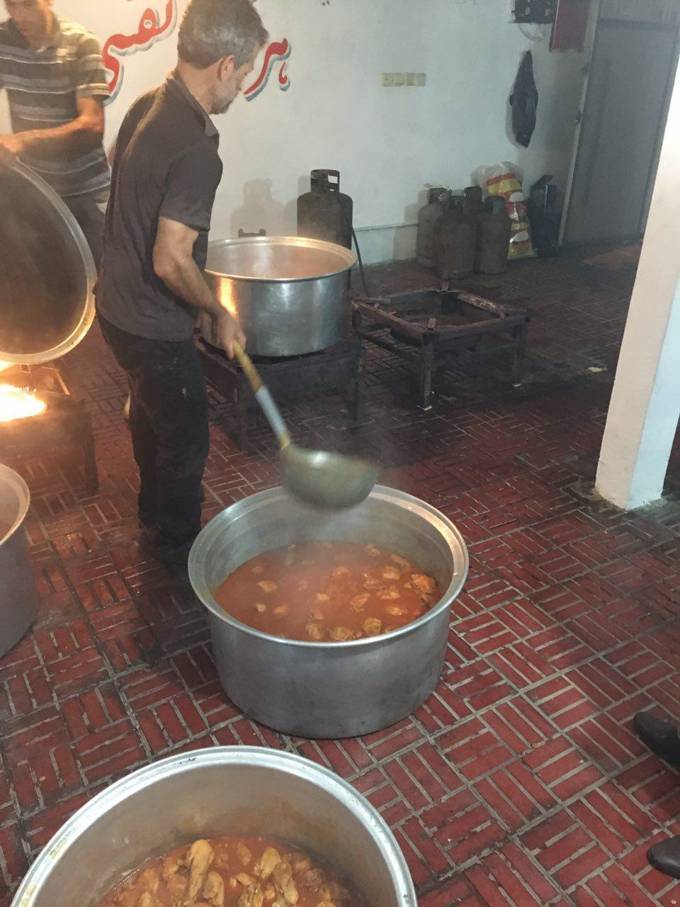 پخت غذای نذری انجمن کلیوی گیلان در روز عاشورای حسینی