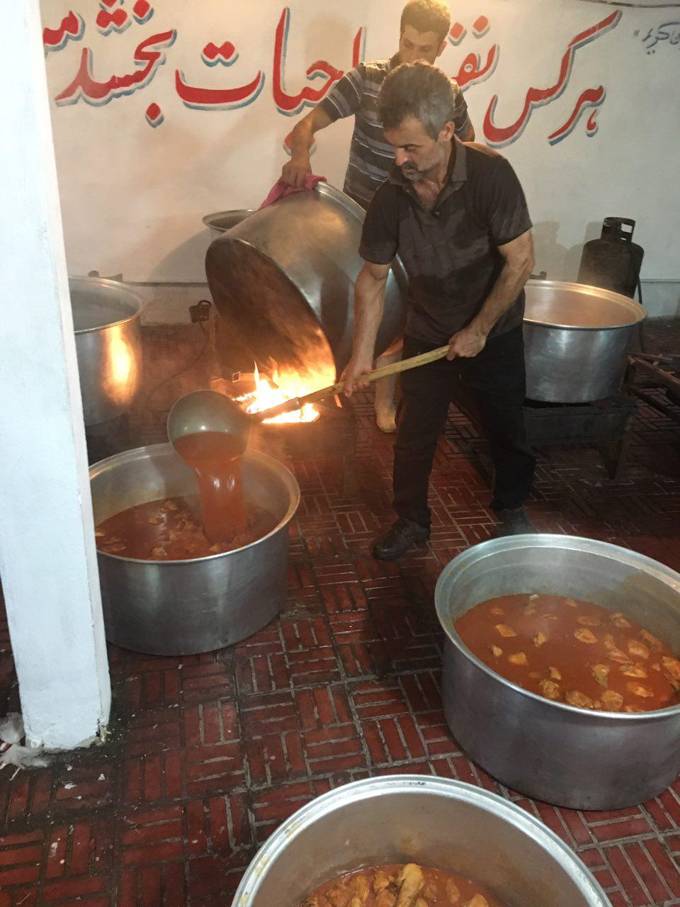 پخت غذای نذری انجمن کلیوی گیلان در روز عاشورای حسینی